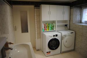 een badkamer met een wasmachine en een wastafel bij Ferienhaus Lindenhof 