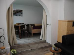 een hal met een kamer met een bed en een tafel bij Ferienhaus Lindenhof 