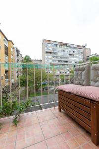 Ein Balkon oder eine Terrasse in der Unterkunft Vedrana-near centre and free garage, electricity for electric cars