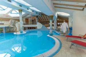 duży basen w pokoju hotelowym w obiekcie Hotel Neuhintertux w mieście Tux