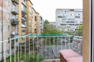 balcone con sedia e alcuni edifici di Vedrana-Free garage a Zagabria