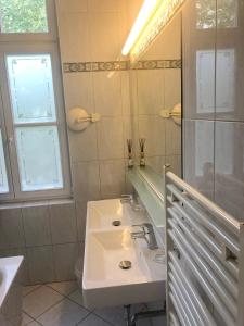 ein Bad mit einem Waschbecken und einem Spiegel in der Unterkunft Schöne Ferienwohnung in Seebad Bansin 200m vom Strand (Heringsdorf, Kaiserbäder, Usedom) in Bansin