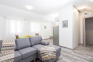 uma sala de estar com um sofá e uma mesa em Residence Marina em Split