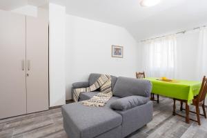 uma sala de estar com um sofá e uma mesa em Residence Marina em Split