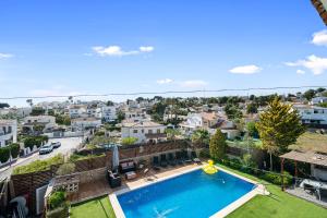 una piscina en un patio con una ciudad en Villa Maravillosa, en Cunit