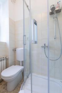 Ein Badezimmer in der Unterkunft Vedrana-near centre and free garage, electricity for electric cars