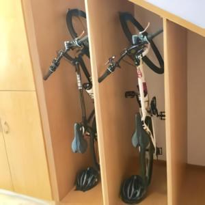 um par de bicicletas num armário em Arrábida Resort em Quinta do Anjo