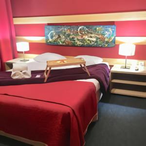 una habitación de hotel con 2 camas y un cuadro en la pared en Arrábida Resort, en Quinta do Anjo
