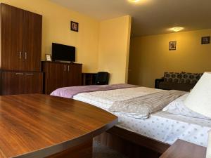 Habitación de hotel con 2 camas y mesa en La o Barfa en Ploieşti