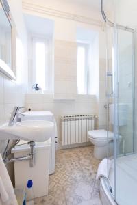 W łazience znajduje się umywalka, toaleta i prysznic. w obiekcie Vedrana-Free garage w Zagrzebiu