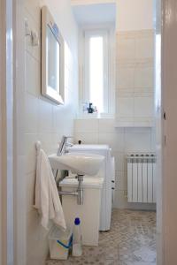 Ein Badezimmer in der Unterkunft Vedrana-near centre and free garage, electricity for electric cars