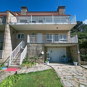 Cette grande maison dispose d'un balcon. dans l'établissement Chalet Lanzada, à Sanxenxo