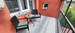 balcón con mesa y sillas en Bibas en Križevci