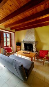 1 dormitorio con chimenea y 1 cama en una habitación en L'AUBERGE DE LA PORTE, en Saint-Jouan-des-Guérets