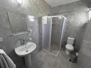 uma casa de banho com um chuveiro, um lavatório e um WC. em Paradise Boutique hotel em Pamukkale