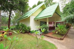 una casa con techo verde en un jardín en Bangburd Resort, en Ban Khiam En