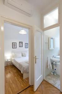 Ein Bett oder Betten in einem Zimmer der Unterkunft Vedrana-near centre and free garage, electricity for electric cars