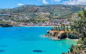 Una vista de una playa con barcos en el agua. en ELMARAL living experience "Adults Only", en Agia Pelagia
