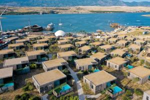 eine Luftansicht eines Dorfes neben einem Wasserkörper in der Unterkunft Noa Glamping Resort in Novalja