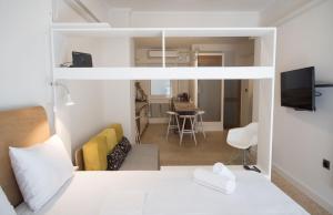Postel nebo postele na pokoji v ubytování Syntagma View Apartment