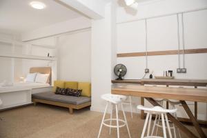 Postel nebo postele na pokoji v ubytování Syntagma View Apartment
