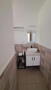 y baño con lavabo y espejo. en Selectum Mangrove Resort, en Panglao