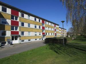 蘭訥斯的住宿－Skelvangsvej，一座红色白色和黄色的大建筑