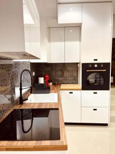Kuchyň nebo kuchyňský kout v ubytování Luxury Villa Nipiditos est 1912