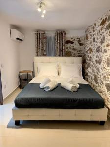 Postel nebo postele na pokoji v ubytování Luxury Villa Nipiditos est 1912