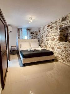 Postel nebo postele na pokoji v ubytování Luxury Villa Nipiditos est 1912