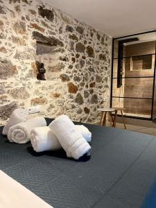 Postel nebo postele na pokoji v ubytování Luxury Villa Nipiditos est 1912