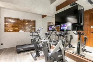 Posilňovňa alebo fitness centrum v ubytovaní CARD Hôtel