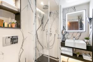 Kúpeľňa v ubytovaní CARD Hôtel + 37 fotografií