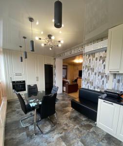 ein Wohnzimmer mit einem Tisch und einem Sofa in der Unterkunft APARTMENT PREMIUM VIP in Berdychiv