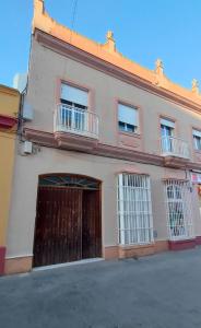 a building with a brown door and windows at Casa Las Vidrieras in Puerto Real