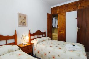 1 dormitorio con 2 camas y mesa con lámpara en Casa de invitados tradicional con piscina en la huerta de Lorca, en Lorca