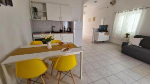 Kuchyň nebo kuchyňský kout v ubytování Apartmani Tolj