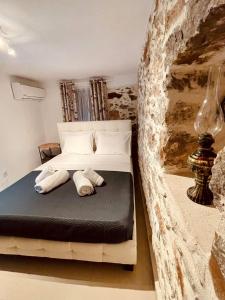 Postel nebo postele na pokoji v ubytování Luxury Villa Nipiditos est 1912