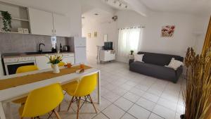 Kuchyň nebo kuchyňský kout v ubytování Apartmani Tolj