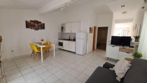 Kuchyň nebo kuchyňský kout v ubytování Apartmani Tolj