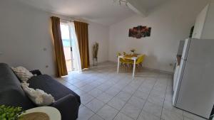 Kuchyň nebo kuchyňský kout v ubytování Apartmani Tolj