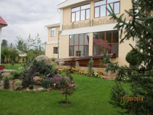 a house with a garden in front of it at Meerim Murok in Bosteri