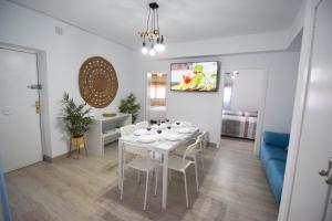 科爾多瓦的住宿－ATICO AGUAYOS con PARKING GRATIS，白色的用餐室配有白色的桌椅