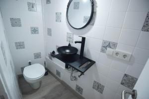 科爾多瓦的住宿－ATICO AGUAYOS con PARKING GRATIS，一间带卫生间和镜子的小浴室