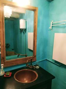 Koumeika的住宿－Angela's House，一间带水槽和镜子的浴室