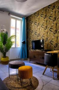 a living room with a tv and a table and chairs at Appartement 1er arrondissement in Marseille