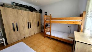 um quarto com 2 beliches e armários de madeira em Tuana's Apartment em Shkodër