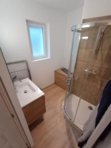 Kúpeľňa v ubytovaní Cottage neuf - Forêt de Tronçais + 6 fotografií