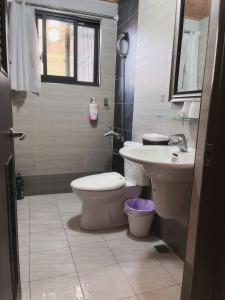 東港的住宿－前寓民宿，一间带卫生间和水槽的浴室