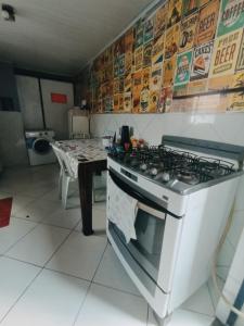 a kitchen with a stove and a table at Varandas da Paulista in São Paulo